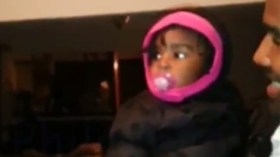 طفلة ترى عمها توأم والدها للمرة الأولى