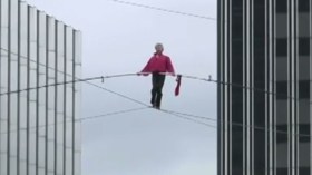 بهلوان يوقف القلوب ويعبر نهر السين بحبل