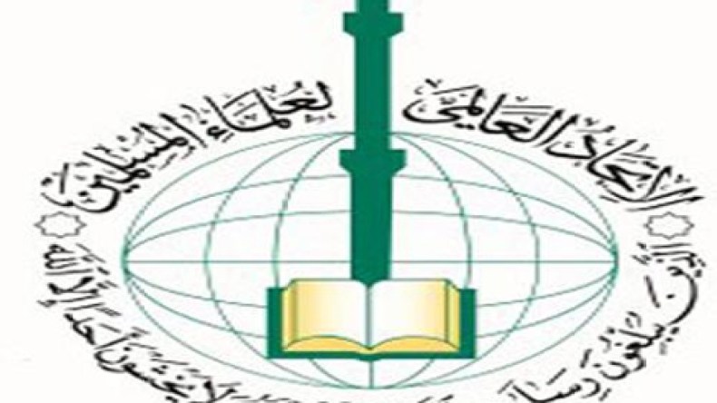 الاتحاد العالمي لعلماء المسلمين يشيد بحذف حلقات عمرو خالد