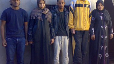 Après avoir échappé à une mort certaine, une famille algérienne établie à Brega arrive en Algérie