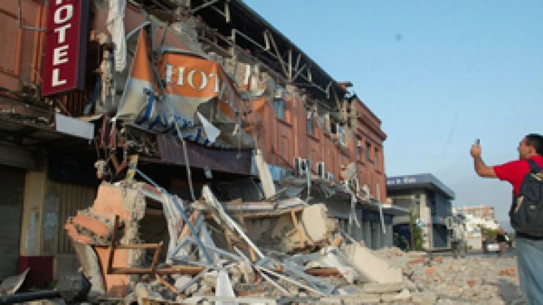 أكثر من 300 قتيل والاف المنكوبين في زلزال تشيلي