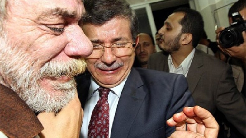 داود أوغلو يجهش بالبكاء في مستشفى الشفاء بغزة