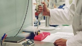 بروفيسور أمريكي يزور نتائج بحث لقاح مضاد للايدز