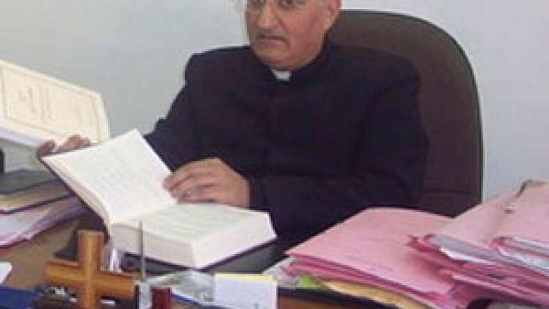 غالب بدر ينشط قداسا لمسيحيي الجاليات الأجنبية بكنيسة تيبحيرين