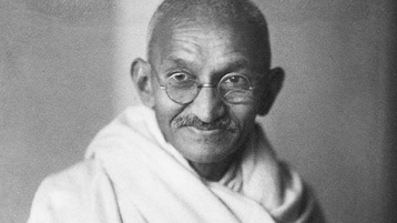 العدالة بين غاندي وكامو