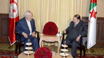 بوتفليقة والغنوشي.. هل ينقذ الرئيس صديقه؟