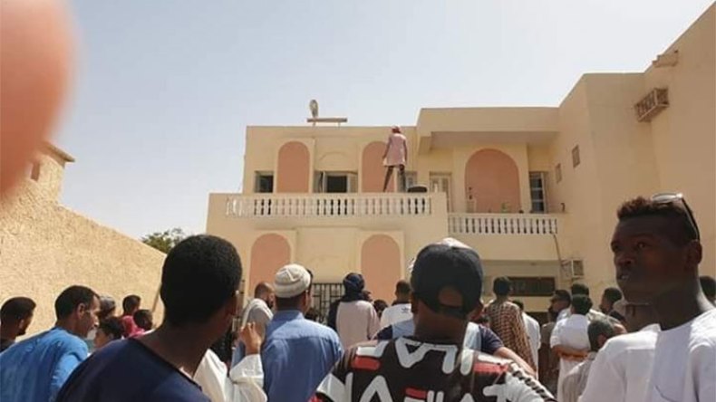 مقصى حاول الانتحار مرتديا زي امرأة!