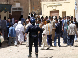 Top official fixes a row between inhabitants and their mayor