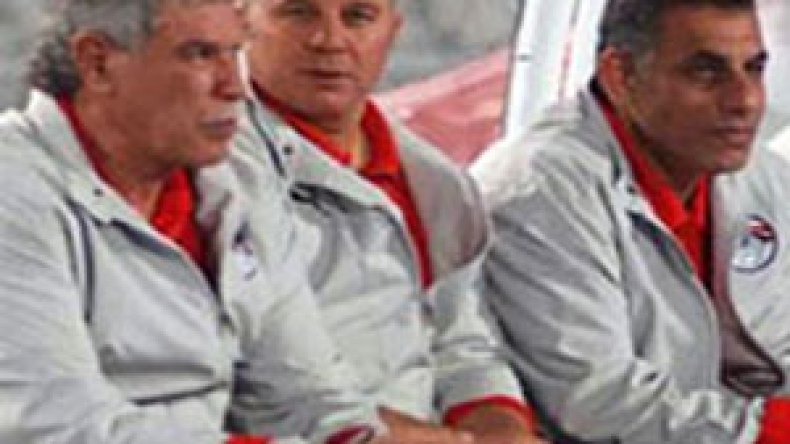 مساعد شحاتة يفتح النار على سعدان