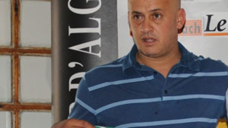 عمر  غريب : ” لا  أعترف  بأي  مجلس  ودافعت  عن  المولودية  فقط “