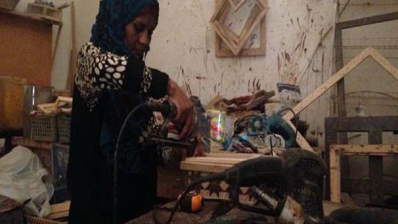 آمال.. يد ناعمة تحترف النجارة في غزة