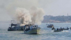 البحرية المصرية تصيب صيادين فلسطينيين اثنين وتعتقل خمسة اخرين