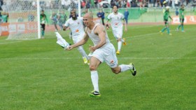 غازي يمدد عقده لموسم آخر مع العميد وشريفي لخلافة بابوش