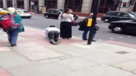 امرأة تجرّ رجلاً بسلسلة في شوارع لندن