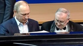 بوتين يكشف عن موهبة موسيقية بالعزف على البيانو