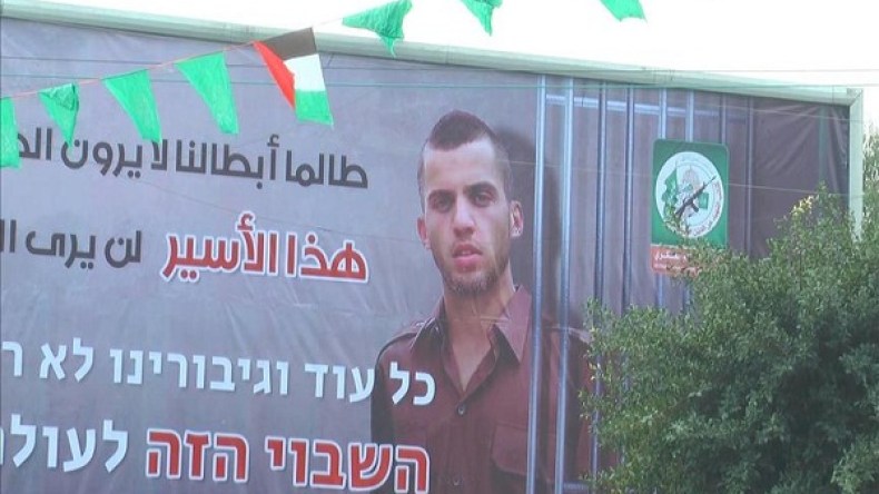 “القسّام” تعلق بغزة صورة لجندي إسرائيلي أسير لديها