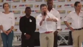 الرئيس الكولومبي يتبول على نفسه أمام الجماهير