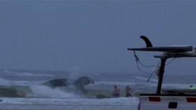 إنقاذ حامل وأطفالها من سيارة غمرتها أمواج المحيط