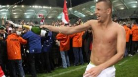 غيلاس يخرج عن طوره ويحتفل منتشيا بـ “الخمر”!