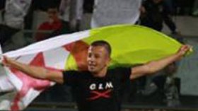 “أحمل العلم الوطني لأثبت للعالم أني جزائري”