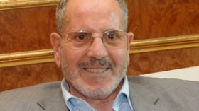 غلام الله لا يرى “إغراء أو فتنة” في صور النساء دون خمار!