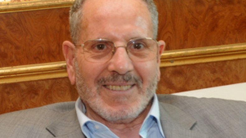 غلام الله لا يرى “إغراء أو فتنة” في صور النساء دون خمار!