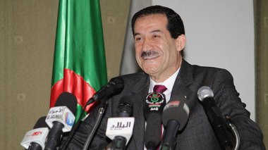 Ghoul tend sa main à l’opposition