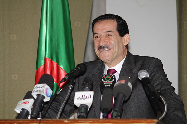 Ghoul tend sa main à l’opposition