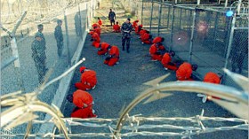 قاضٍ أمريكي يصدر أمرًا بالإفراج عن خمسة جزائريين معتقلين بغوانتانامو