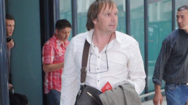 ألان غيغر: متأكد بأن الجزائر ستتأهل إلى الدور الثاني