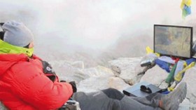 شاب يمارس لعبة فيديو على ارتفاع 18 ألف قدم