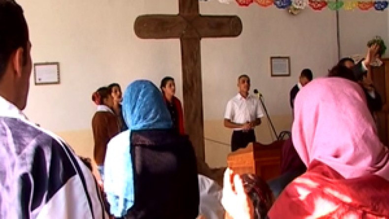 غاضبون يقتحمون كنيسة “ثافاث” ويضرمون النيران في كل ماله علاقة بالنشاط التبشيري..!