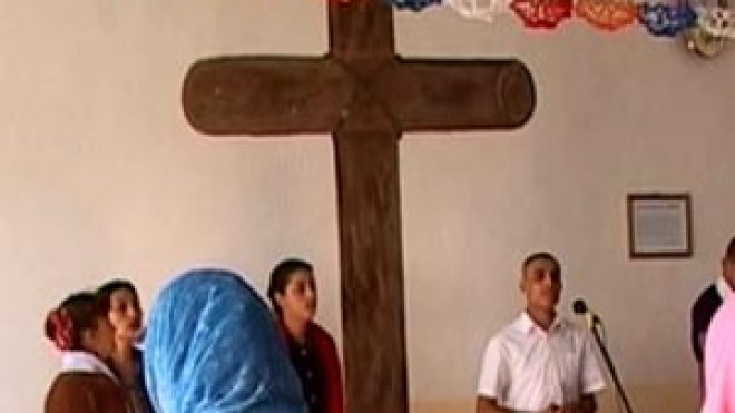 مشبوه يحرق مسجدا بعين الحمام ومتنصرون يشوّهون أبوابه بالصلبان