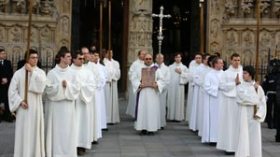 قساوسة ورهبان من 13 دولة ينادون بدعم المسيحيين بالجزائر