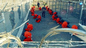 مرسوم أمريكي يبقي معتقلي غوانتانامو رهن الحبس