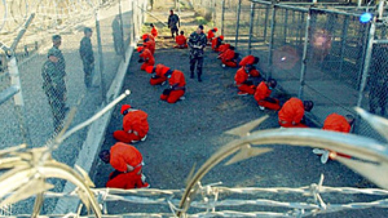 مرسوم أمريكي يبقي معتقلي غوانتانامو رهن الحبس