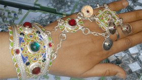 توقيف فتاتين تمتهنان السحر والشعوذة لسرقة حلي النساء بخراطة