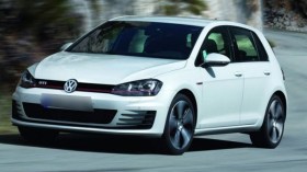 شاب يحرق سيارته الفاخرة بأم البواقي