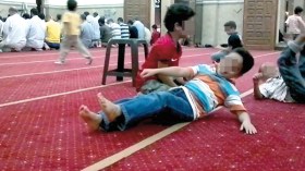 مصلون تائهون بين خشوع التلاوة وصراخ وعبث الصغار