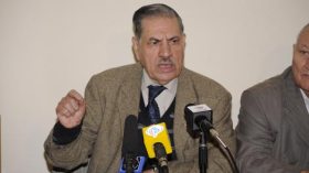 بلخادم يتجاهل خصومه ويرفض الاجتماع الطارئ  للجنة المركزية