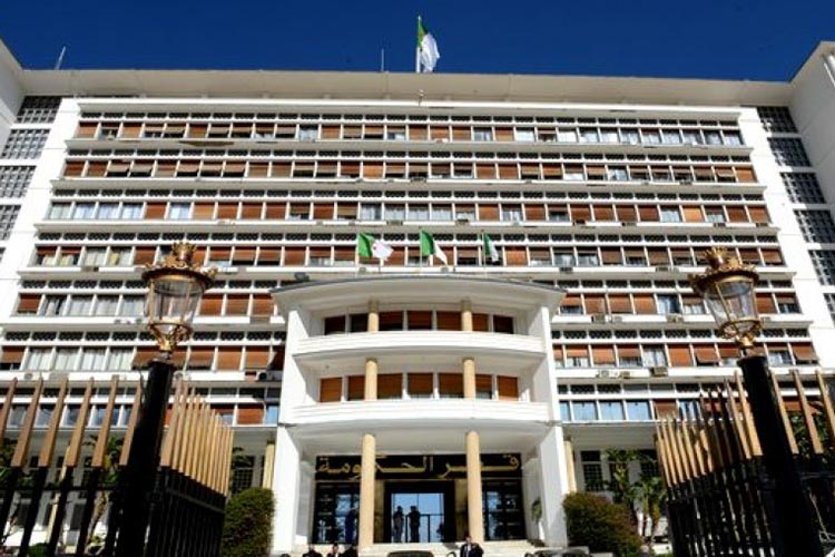 Experts: “Does the Algerian government have enough leeway to deal with looming economic crisis?”