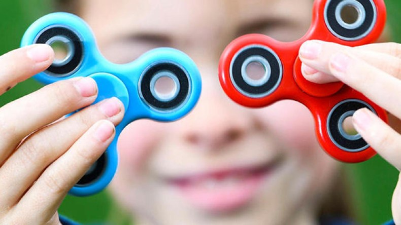 “السبينر”.. لعبة تخطف عقول الشباب وتخفيضات بمناسبة العيد