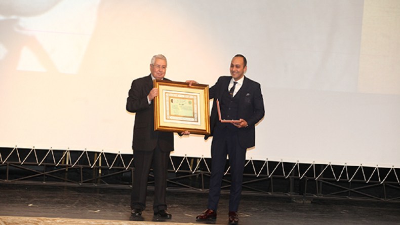 بن صالح يسلم الوسام ونجل مفدي زكرياء يروي قصة النشيد