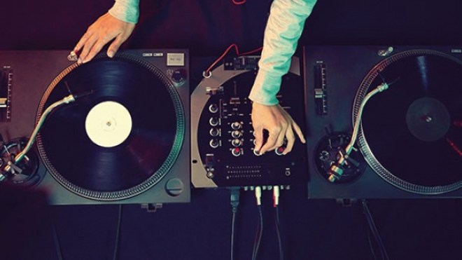 “الديسك جوكي” يضيف خدمة البخارة والطار والقرقابو لزيادة المتعة في الأعراس