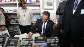 الكتاب الأمازيغي يفرض نفسه بالمعرض والقواميس على رأس الكتب المطلوبة