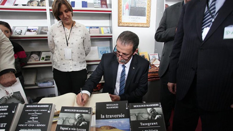 الكتاب الأمازيغي يفرض نفسه بالمعرض والقواميس على رأس الكتب المطلوبة