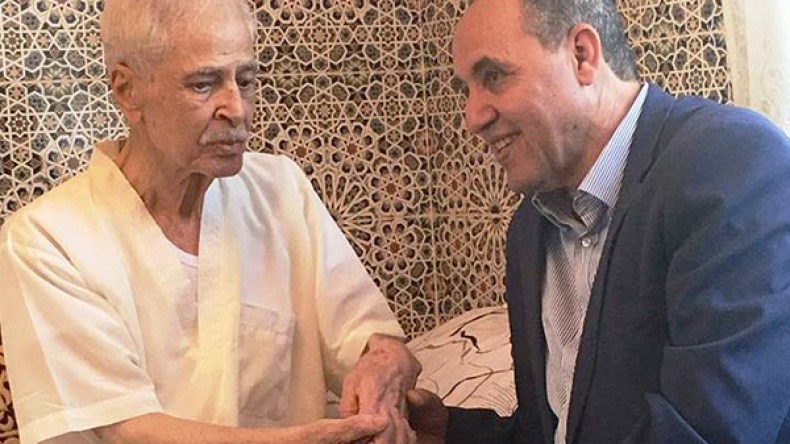 “شيخنا بخير.. ادعوا له وكفاكم أخبارا واهية”!!