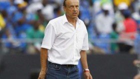 مدرب نيجيريا مازال يشتغل بِلا مقابل مالي!