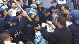 توقيف 10 أساتذة بعد محاولتهم تنظيم مسيرة احتجاجية نحو قصر الحكومة