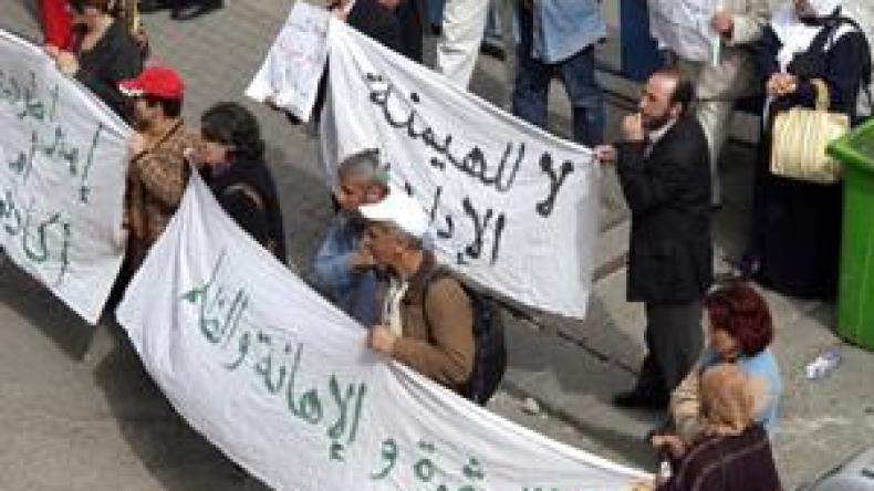 الشرطة تستخدم خراطيم المياه لتفريق اعتصام الأساتذة المتعاقدين